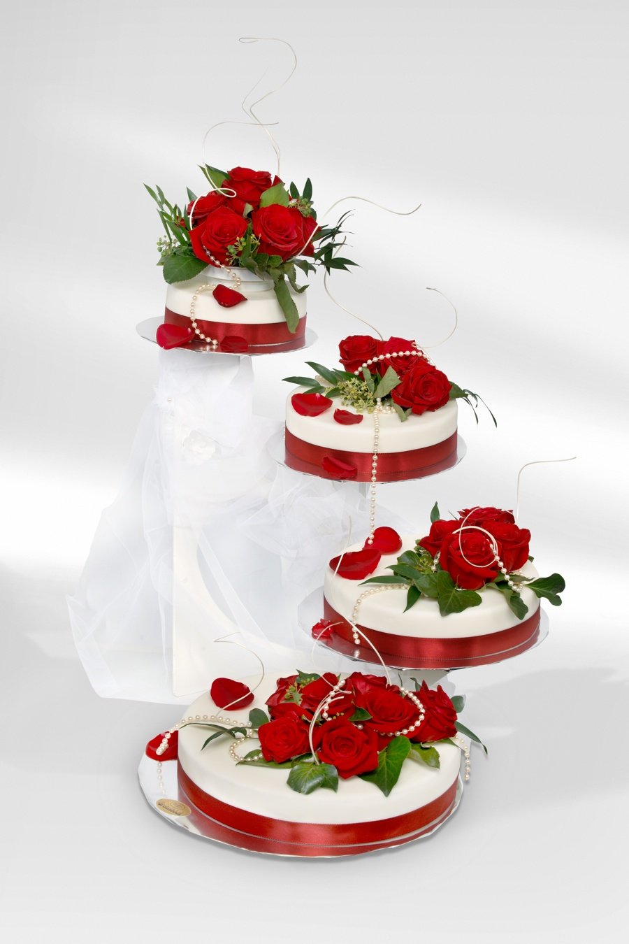 Hochzeitstorte mit echten Rosen
