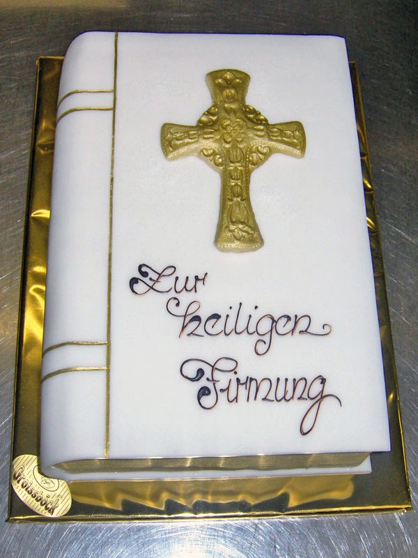Gebetsbuch mit goldenem Kreuz